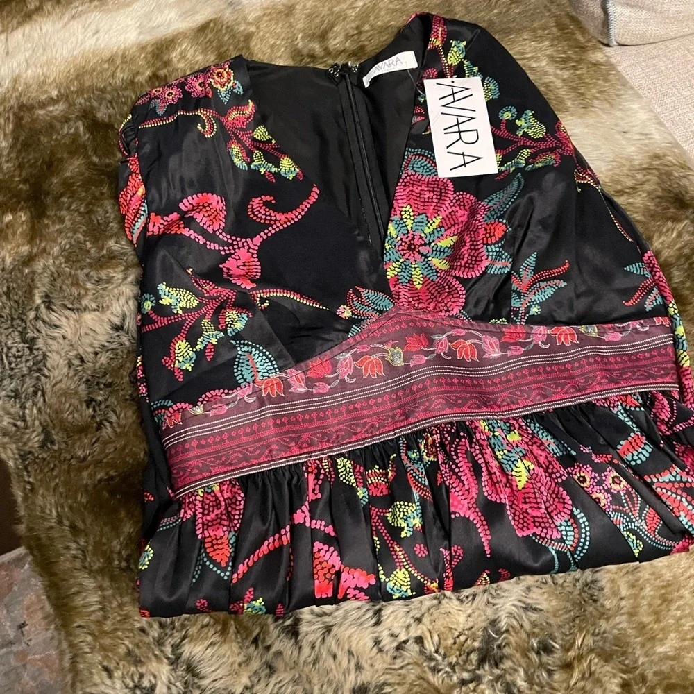 Vibrant Floral V-Neck Blouse in Black and Pink - Picture 5 of 6